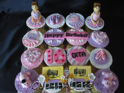  juga pengen dibuatin ballerina cupcake set dengan warna yang sama juga