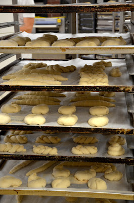 Fertig geformtes Kleingebäck wartet auf Blechen aufs Backen