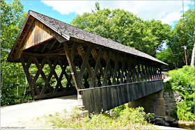 Lateral del Puente Cubierto Keniston Bridge en Andover, New Hampshire
