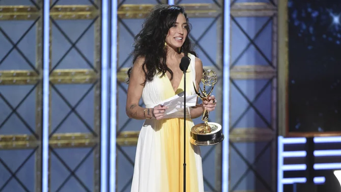 Reed Morano recebe o Emmy de melhor direção em série dramática.