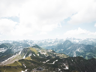 fondo de pantalla de Paisaje de montañas, nubes y nieve