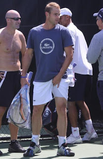 Picture of Roddick adjusting his itchy balls