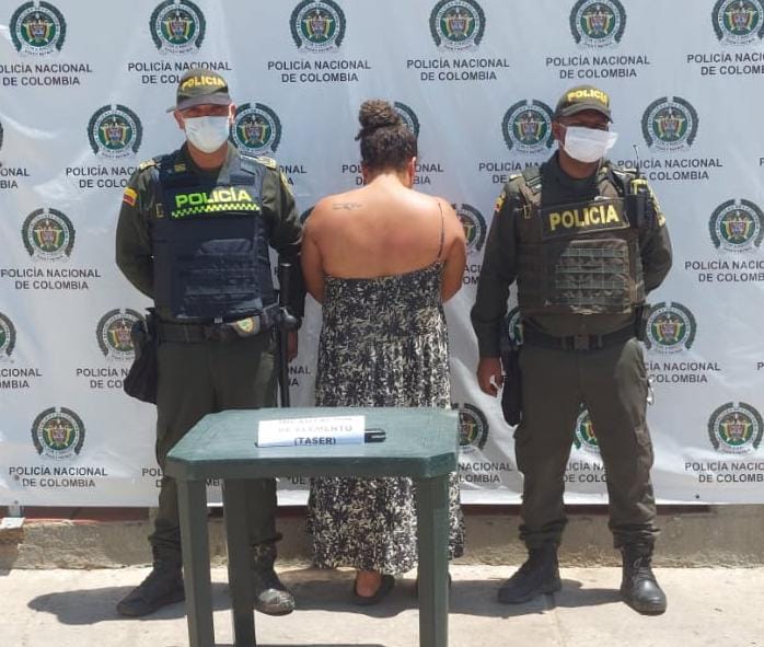 https://www.notasrosas.com/Por Violencia Contra Servidor Público, una dama fue capturada en Maicao