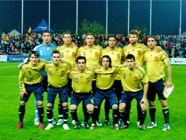 SELECCIÓN DE ESPAÑA SUB 21. Temporada 2008-09. Sergio Asenjo, Sergio Busquets, Javi García, Miguel Torres, Gerard Piqué y Raúl García. Bojan, Juan Mata, Jurado, Sisi y Canella. SELECCIÓN DE SUIZA SUB 21 2 SELECCIÓN DE ESPAÑA SUB 21 1 Resultado eliminatoria SELECCIÓN DE ESPAÑA SUB 21 4 SELECCIÓN DE SUIZA SUB 21 3 Sábado 11/10/2008, 20:00 horas. Campeonato de Europa de Selecciones Sub-21, eliminatoria intermedia, clasificación. Aarau, Suiza, Brüggligield Stadion. GOLES: 0-1: 18’, Sergio Busquets. 1-1: 27’, Vonlanthen. 2-1: 51’, Nikci.