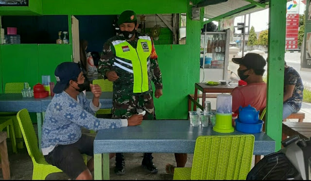 Lakukan Komsos,  Babinsa Erwin E Sidabutar Himbau Warga Kelurahan Ranai Disiplin Terapkan Prokes