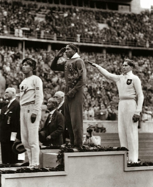 Olimpiadas de Berlín en 1936, el estadunidense Jesse Owens gana una medalla de oro en salto largo. Fotos insólitas que se han tomado. Fotos curiosas.