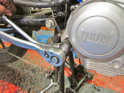 Yamaha YBR 125 cleaning engine oil  gauze / filter ,  engine in the bike ( remove footpeg , engine clutch side covers )