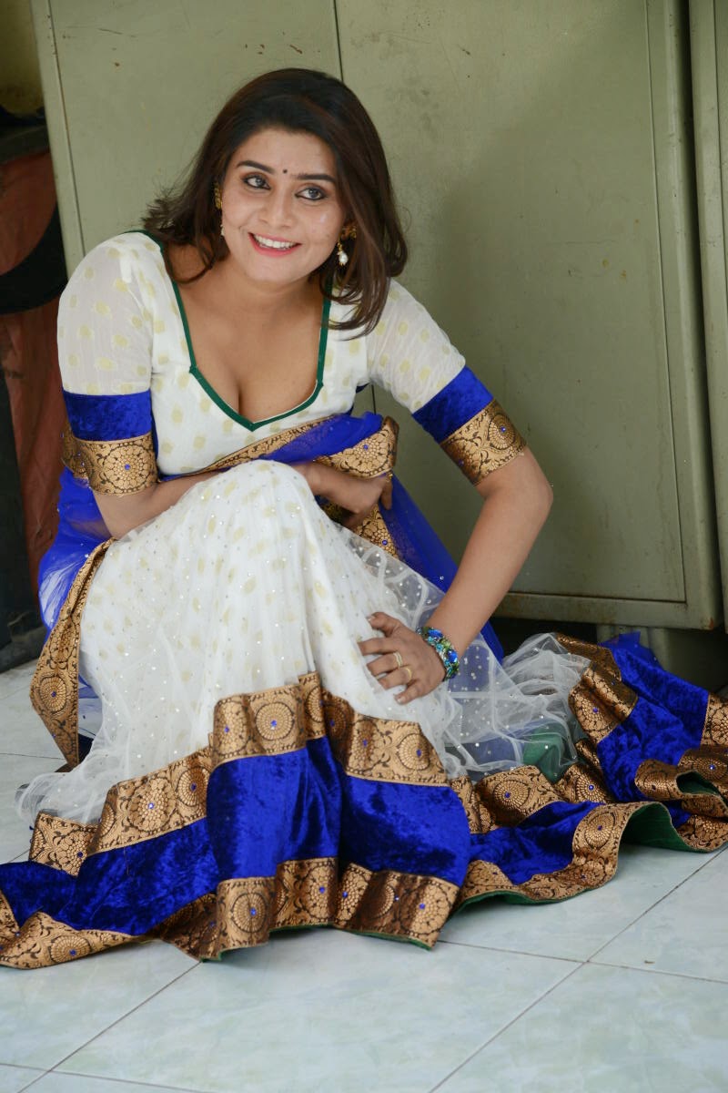 Actress Harini Hot Photo Shoot Gallery-thumbnail-11