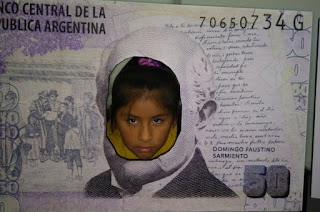 la imagen muestra una alumna poniendo su cabeza en reemplazo de la de Sarmiento en un billete de $50.