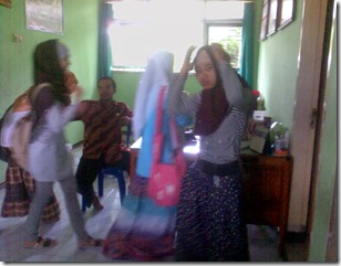 Siswa Siswi Kelas IX SMPN Wonoasri Mohon Dukungan Moril Dan Doa Restu Dari Seluruh Karyawan staf Tata Usaha Di Ruang II Tata Usaha SMPN Wonoasri