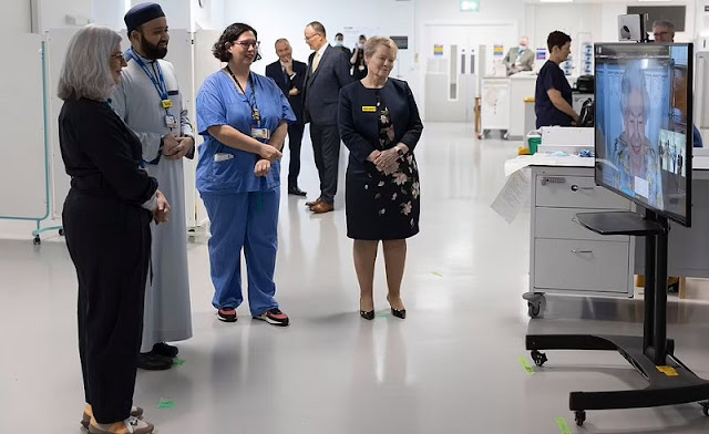 As Patron of the Royal London Hospital, Queen Elizabeth took part in the official opening of the Queen Elizabeth Unit