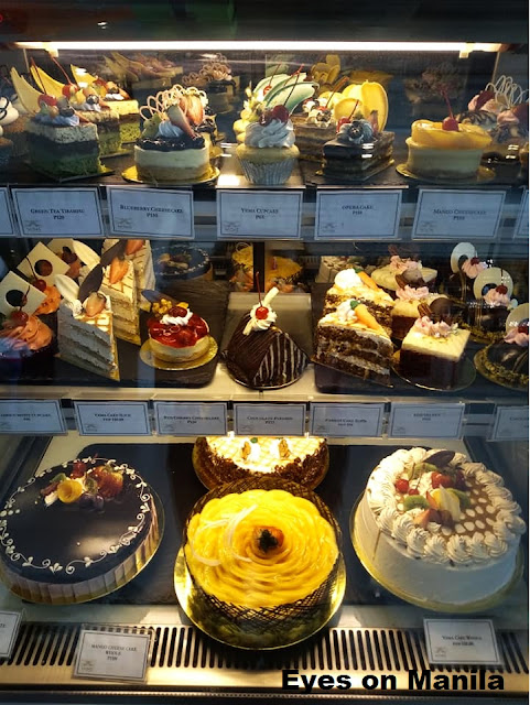 Midas Hotel: Cakes at the Lobby Lounge