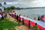 Sambut HUT Kemerdekaan RI Ke-77, Satgas Pamtas Yonif 645/Gty Kibarkan Bendera Merah Putih Raksasa di Pantai Temajuk