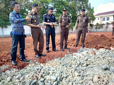 4,5 Ton Batu Antimony Dimusnahkan Kejari Kapuas Hulu