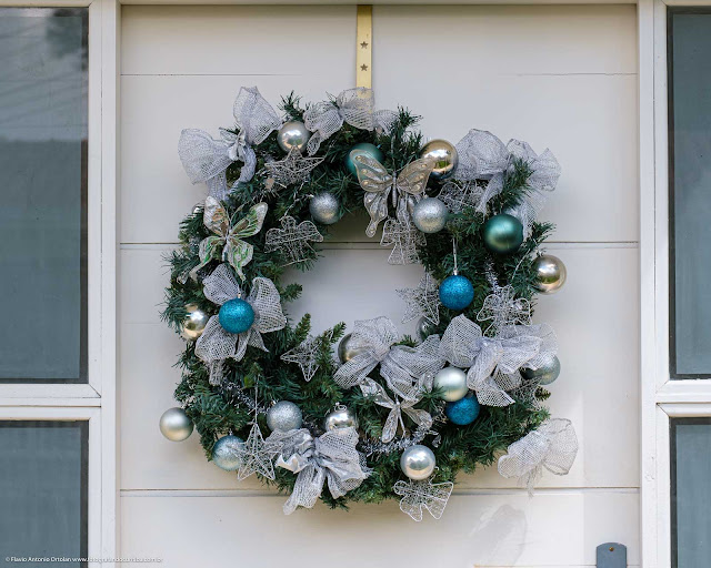 Enfeite de Natal na porta de uma casa