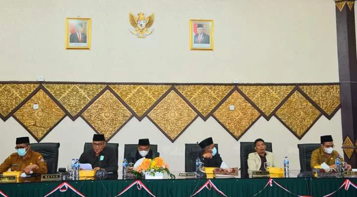 Rapat Paripurna DPRD Kota Padang, Wako Hendri Septa Sampaikan 3 Ranperda Penting