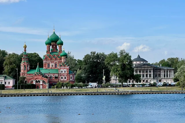 улица Академика Королёва, Останкинский пруд, храм Троицы Живоначальной в Останкино, Останкинский дворец-театр