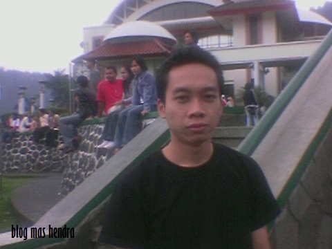 Berpose di Depan Masjid At-Ta'awun, Puncak - Blog Mas Hendra