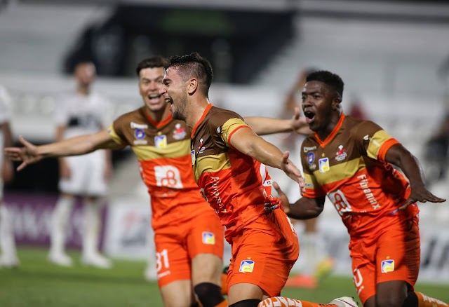 Delfín, con la ayuda de un Santo, clasificó a octavos de la Liberadores y hace historia en Asunción 