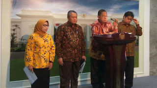 Menteri Koordinator Bidang Perekonomian Darmin Nasution bersama Menteri Perindustrian Airlangga Hartarto, Gubernur Bank Indonesia Perry Warjiyo, dan Wakil Kepala Otoritas Jasa Keuangan Nurhaida mengumumkan paket kebijakan ekonomi ke XVI di Kantor Presiden, Kompleks Istana Kepresidenan, Jakarta, 16 November 2018. TEMPO/Ahmad Faiz.