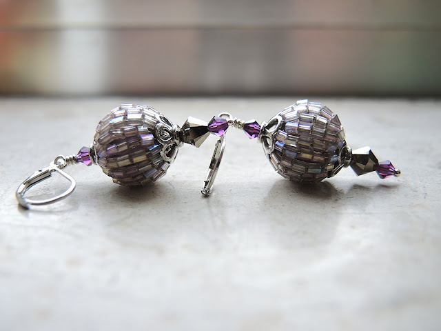 DIY oorbellen met een vintage 'gekraalde kraal' / earrings with a vintage 'beaded bead'