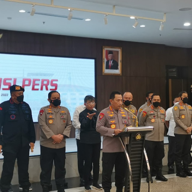 Kapolri Jenderal Pol. Listyo Sigit Prabowo (tengah) memimpin konferensi pers terhadap penetapan Ferdy Sambo sebagai salah satu tersangka pembunuhan Brigadir J, 9 Agustus 2022.