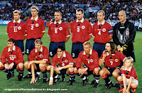 SELECCIÓN DE NORUEGA - Temporada 1999-2000 - Bent Skammelsrud, André Bergdølmo, Vegard Heggem, Erik Hoftun, Henning Berg y Frode Olsen; Ole Gunnar Solskjær, Tore André Flo, Øyvind Leonhardsen, Steffen Iversen y Erik Mykland - NORUEGA 4 (Hoftun, Iversen, Solskjaer y Leonhardsen) ESLOVENIA 0 - 08/09/1999 - Eurocopa 2000, fase de clasificación - Oslo, Noruega, Ullevaal Stadium