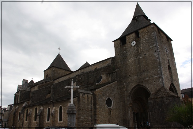 Cathédrale-Sainte-Marie_Romanico_Olorón_(Francia)