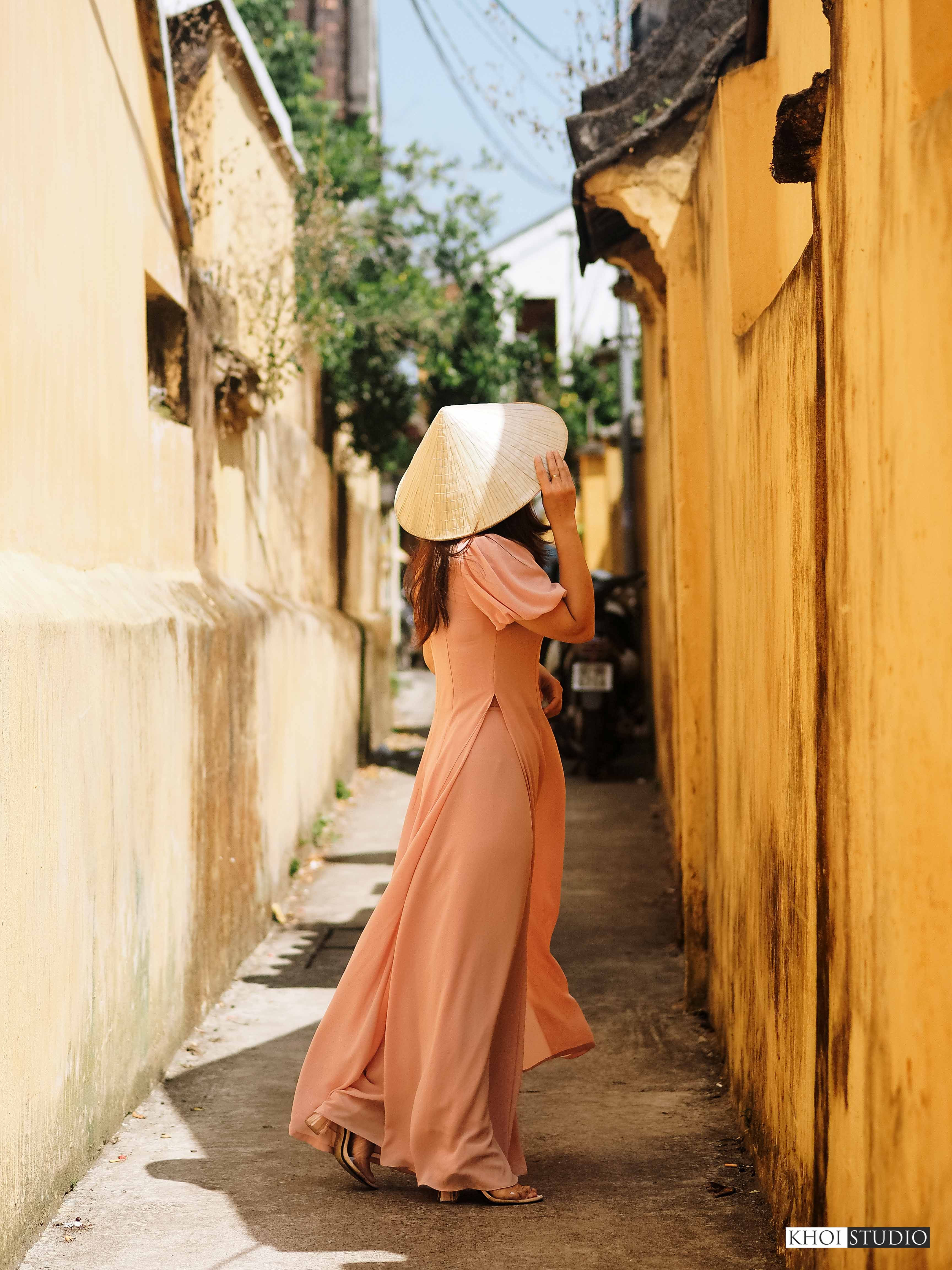 Looking for a photographer to take photos of ao dai in Hoi An: Experience to take pictures at noon in summer in Hoi An ancient town