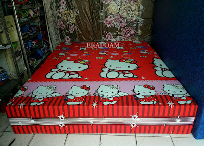 Kasur inoac dengan corak motif hello kitty merah