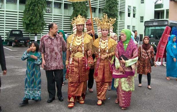  Pakaian Adat Palembang  Sumatera Selatan Gambar dan 