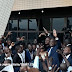 Les fidèles catholiques accueillent Fayulu par une forte clameur au stade des Martyrs