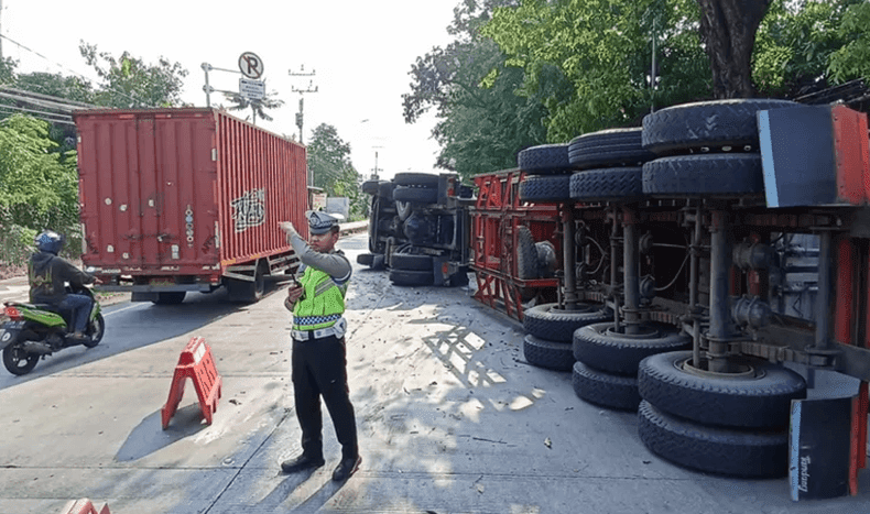 Truk Kontainer Bermuatan Gulungan Kertas Terguling di Kendal, Sopir dan Kernet Luka-Luka