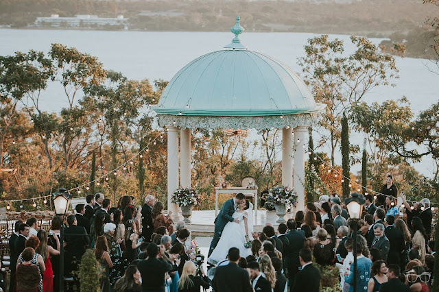 casamento real, casamento a céu aberto, casamento no jardim, casamento no campo, passarela de espelho, flores do campo, cerimônia, decoração de cerimônia, varal de lâmpadas, relicário, buquê da noiva, bouquet, vestido de noiva, vestido de renda, villa giardini, noivos no altar, véu e grinalda, hora dos votos, decoração rústica, casamento rústico