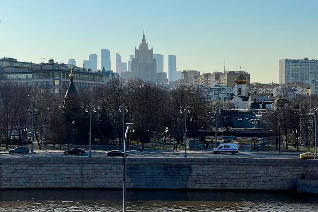 вид с Патриаршего моста, Москва-река, Пречистенская набережная