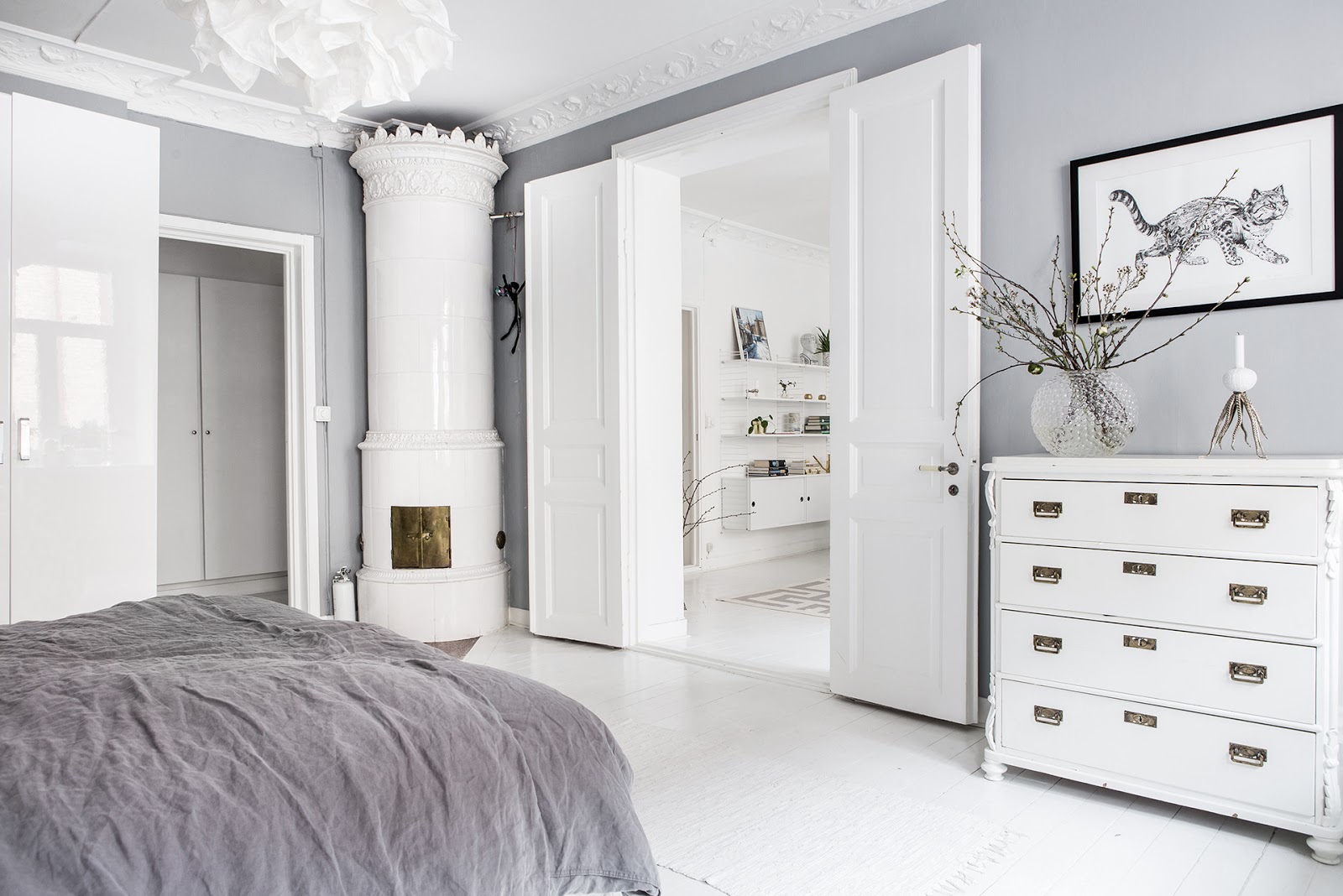 dormitorio, estilo nordico, cajonera, blanco, decoracion nordica, cama, sabanas gris, interiorismo, alquimia deco