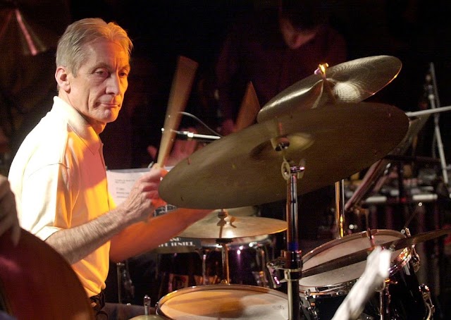  Charlie Watts, baterista do Rolling Stones, morre aos 80 anos