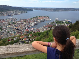 O que fazer em Bergen além dos fiordes? cidade vista do morro Fløyen