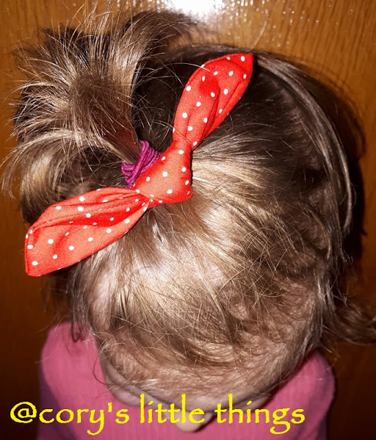 "Fashionable hair bows / Fundite de par"