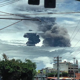 Deux panaches de cendres sur le volcan Tungurahua, 26 février 2016