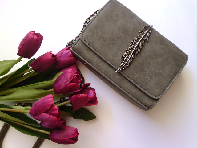 http://www.rosegal.com/crossbody-bags/metal-leaf-chains-crossbody-bag-1093901.html?lkid=160405