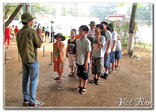 Bé học làm bộ đội, trinh sát, Việt Nam