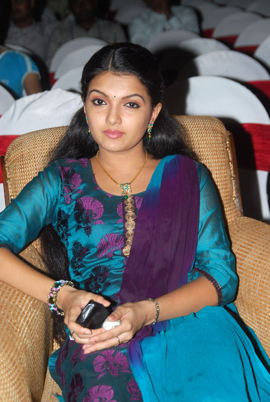 Actress Saranya Mohan Latest Photo Gallery cleavage