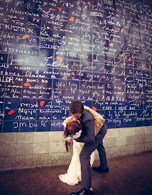 couple d'amoureux devant le mur des je t'aime à Paris