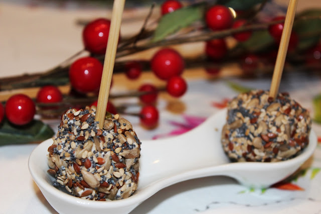 BOLITAS DE DOS QUESOS Y UVA {APERITIVO FÁCIL}