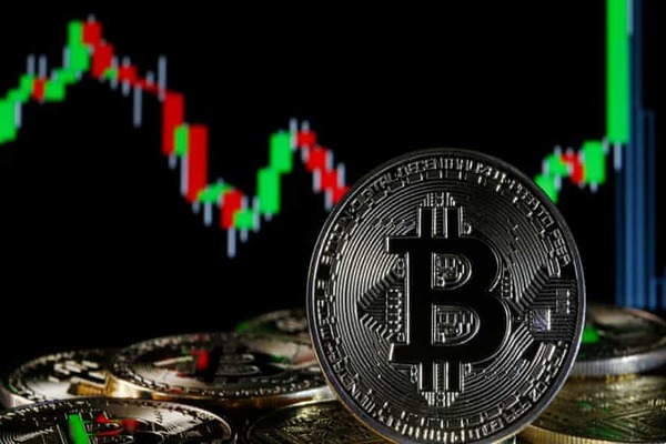 Bitcoin achieves an unprecedented rise before returning to stability again