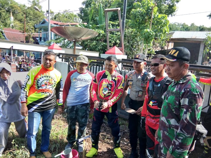 Kabag Binkar Polda Sulsel Didampingi Kapolsek Tinggimoncong Menanam Pohon 