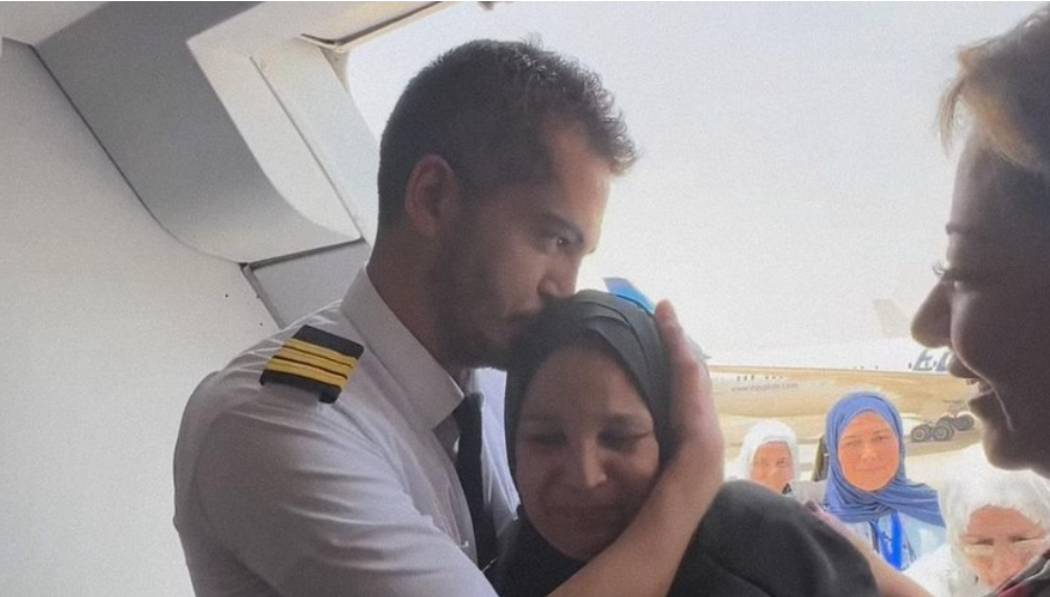 Momen haru seorang pilot yang memberikan kejutan untuk terbang bersama dengan ibunya yang ingin pergi haji. (instagram.com/abdalla_bahey)
