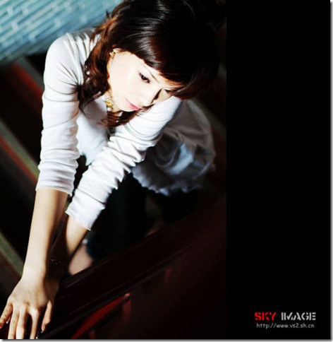 Beautiful woman's portrait in ancient dwelling_-2147483646