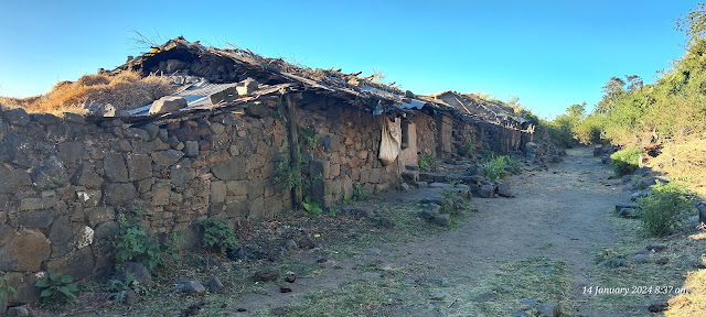 माचीवरील गावकऱ्यांची घरे - धोडप किल्ला